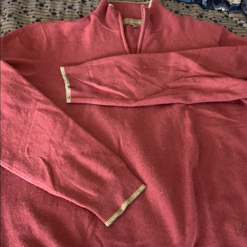 Neiman Marcus 100% cashmere sweater.